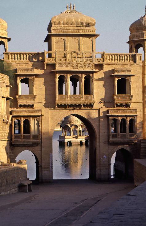 Middle Eastern Palace, Indian Buildings, Middle East Architecture, World Monuments, Jaisalmer Fort, India Travel Places, Sandstone Wall, India Architecture, Ancient Indian Architecture