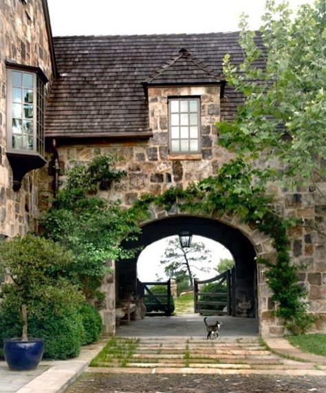 Stone Building, Porte Cochere, Real Estat, Gate House, Design Exterior, Stone Houses, Dream House Exterior, Stone House, House Inspiration