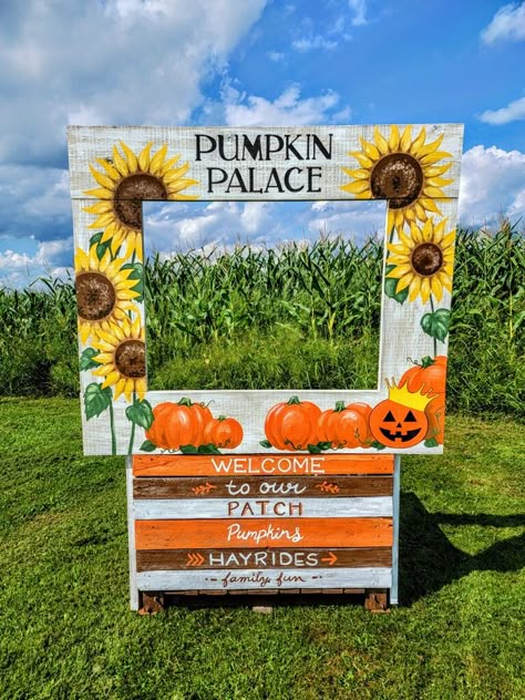 Fall Festival Pallet Ideas, Easy Fall Festival Decorations, Fall Picture Cutouts, Scarecrow Photo Prop, Fall Farmstand Displays, Pumpkin Parade Ideas, Fall Photo Opp Ideas, Fall Booth Decorating Ideas, Picket Fence Crafts Fall