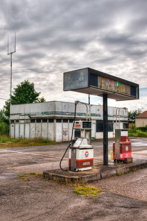 Abandoned Gas Station. Old Cars Vintage, Abandoned Gas Station, Old Gas Pumps, Derelict Buildings, Pompe A Essence, Early 20s, Station Service, Old Vintage Cars, Forgotten Places