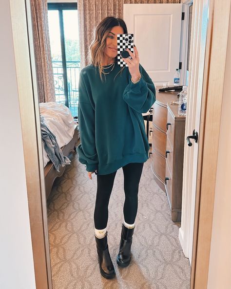 Oversized Tunic Sweatshirt Outfit, Big Sweatshirt Outfit Leggings, Crew Neck Sweatshirt Outfit Fall, Casual Comfy Outfit Fall, Large Sweatshirt Outfit, Dressing Up A Crew Neck Sweatshirt, Oversized Crewneck Sweater Outfit, Oversized Crewneck Outfit Leggings, Styling Oversized Sweatshirts