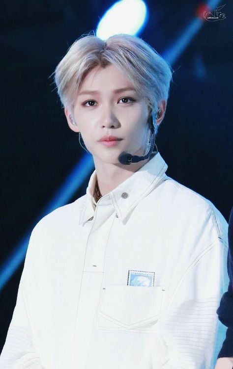 Bagi Felix, gue adalah nebula. Tidak terlihat. #fiksipenggemar # Fiksi Penggemar # amreading # books # wattpad Felix Full Body Pic, Body Pic, Felix Skz, Felix Lee, Lee Felix, Pop Idol, Felix Stray Kids, Kpop Idols, Kids Pictures