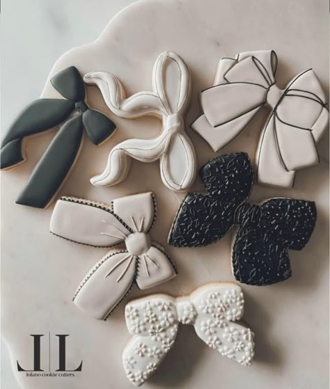 Aesthetic Cookies Decorated, Decorating For Birthday Party, 21st Birthday Cookie Ideas, Preppy Cookies Decorated, Cute Decorated Cookies, Black Bow Birthday, Black Bow Party, Bow Cookies Decorated, Cute Birthday Cookies