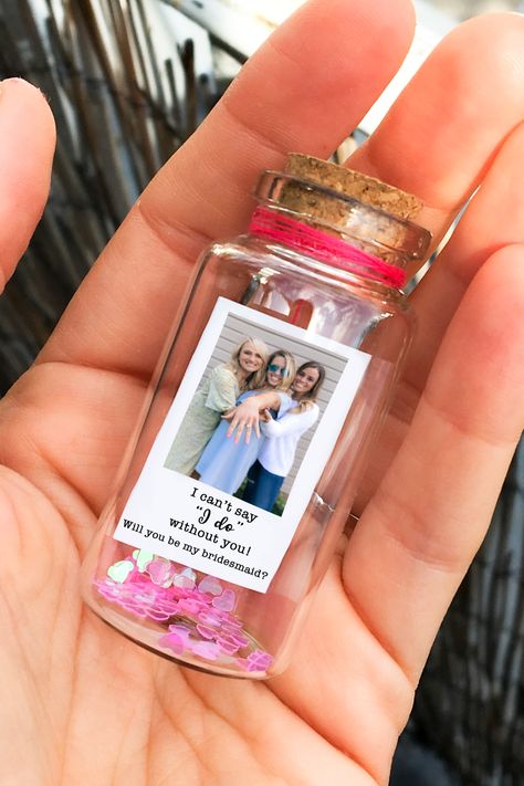 Send Off Gifts For Friend, Friendship Gifts Diy, Mini Polaroid, Diy Best Friend Gifts, Bridesmaid Proposals, Bff Birthday Gift, Polaroid Photo, Diy Gifts For Friends, Gift Photo