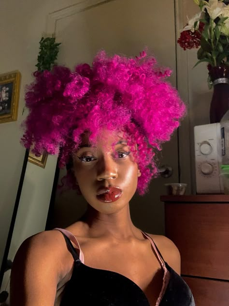 Pink Hair Girl Aesthetic, Pink Hair Icon, Pink Hair Aesthetic, Fuschia Hair, Pink Hair Girl, Dark Pink Hair, Dyed Curly Hair, Dyed Hair Inspiration, Girl Pfp