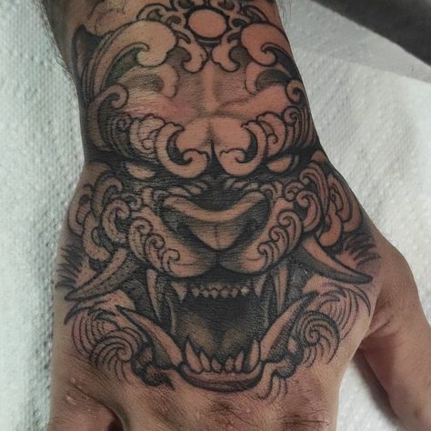 Japanese Tattoo Art Hand, Tattoo Designs Men Traditional, Dragon Head Hand Tattoo, Hand Tattoos Samurai, Japanese Tiger Hand Tattoo, Hanya Hand Tattoo, Versace Hand Tattoo, Japanese Dragon Hand Tattoo, Traditional Tattoo Art Hand