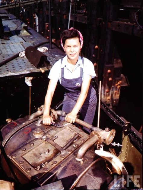 2eb Woman At Work, Groton Connecticut, Cabelo Pin Up, Connecticut History, Wwii Women, History Magazine, General Dynamics, Electric Boat, Working Women