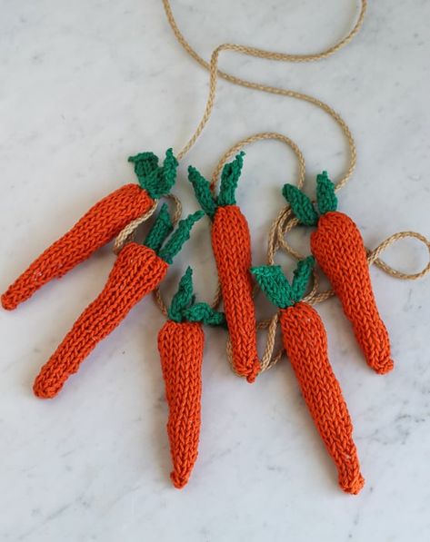 knitted carrot pattern for garland Easter Garland, Knit Basket, Christmas Tree Garland, Knit Dishcloth, Knitting Needles Sizes, Festival Diy, Christmas Crafts For Gifts, Yarn Projects, Knitting For Beginners