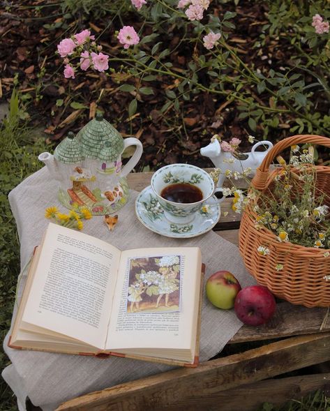 - Everlinet // 🧺🌾 on Instagram: “• will you join me for a garden tea party by the rose bush? we would talk about all the fictional characters we’d like to meet, about…” Tea Party In The Woods, March Vibes, Tea Party Aesthetic, Cottagecore Pictures, Garden Party Aesthetic, Spring Cottagecore, Cottagecore Life, Garden Escape, Aesthetic Image