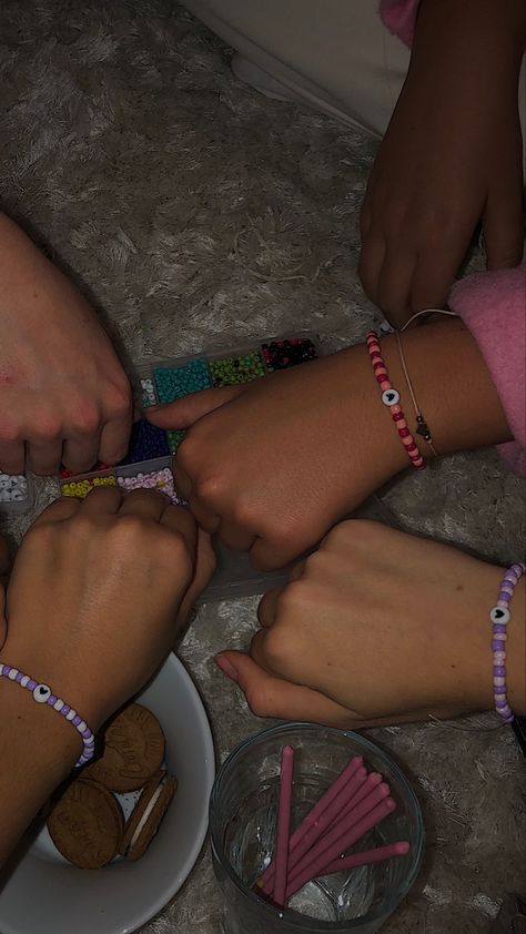 Girl Freindship Aesthetic, Friends Bracelets Aesthetic, Y2k Friendship Bracelet, Sister Bracelet Diy, Friendship Bracelet Aesthetic, Aesthetic Friendship Bracelets, Friendship Bracelets Aesthetic, Friendship Bracelet Knots, Aesthetic Friendship