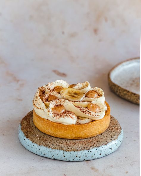 Banana Cream Tart, Pastry Photography Styling, Banoffee Tartlets, Banana Tart, Banoffee Tart, Banoffee Pie Recipe, Baking Weights, Whipped Ganache, Fine Dining Desserts