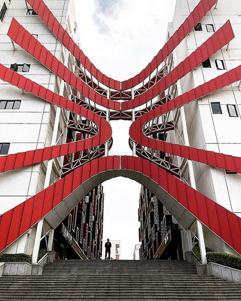 🧲 Xiamen ~ China 🧲 . . . #sky_high_architecture #skyscraping_architecture #arquitecturamx #tv_buildings #tv_pointofview… Symmetry Architecture, Xiamen China, Symmetrical Balance, Photography Minimal, Fashion Design Classes, Creative Architecture, Artsy Design, Architectural Photography, Minimalist Architecture