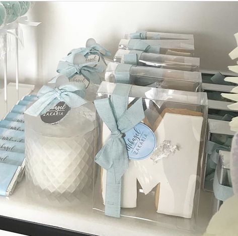 Christening Souvenir Ideas, Christening Souvenirs, Baptismal Giveaways Souvenirs, Chocolate Favors Baby Boy, Recuerdo Baby Shower Vela, Chocolate Tray, Baby Giveaways, Baby Shower Candles, Wedding Dress Outfit