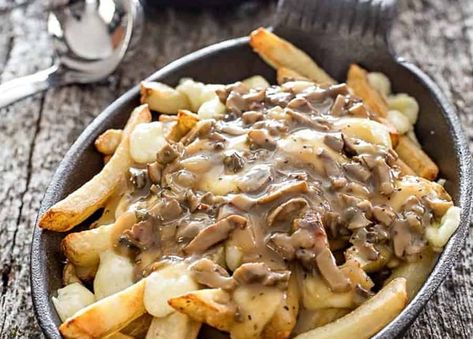 Vous êtes un amateur de poutine et de champignon? Essayez cette poutine avec une sauce gravy qui vous plaira beaucoup! Canadian Poutine, Poutine Recipe, Mushroom Gravy Recipe, Crispy French Fries, Fries Recipe, Canadian Food, Cheese Curds, Mushroom Gravy, Poutine