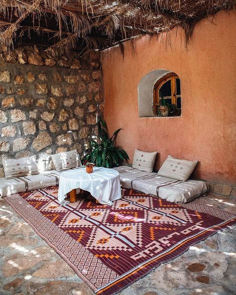 Bedouin Decor, Riad Floor Plan, Arabic Living Room, Kids Sports Room, Moroccan Houses, Algerian Culture, Design Marocain, African Interior Design, Earthy Home Decor