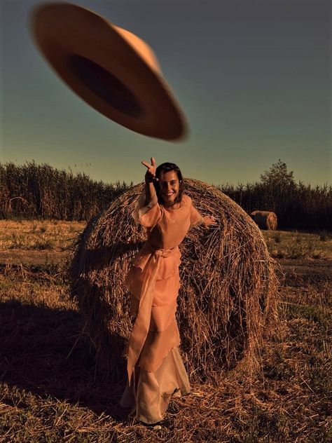 Fernando Gomez Eyes 'Autumn Sky' Style Harper's Bazaar Arabia — Anne of Carversville Hay Photoshoot Picture Ideas, Hay Photoshoot, Haybale Photoshoot, Field Fashion Photography, Hay Bale Photoshoot, Editorial Farm Photoshoot, Countryside Photoshoot, Open Field Editorial Photoshoot, Bohemian Photoshoot