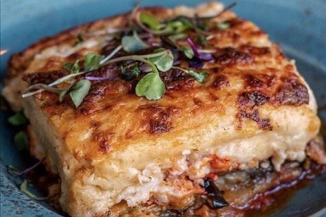 Recette de la véritable Moussaka Interesting Food Recipes, Food Network Recipes, Lasagna, Food Videos, Food Lover, Food And Drink, Chef, Yummy Food, Ethnic Recipes