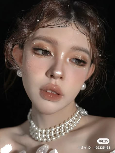 Prom Brown Makeup, Green Elegant Makeup, Black Theme Makeup, Makeup Looks Gold Dress, Cute Pearl Makeup, Masquerade Ball Makeup Ideas, Gold Pearl Makeup, Pearl Makeup Douyin, Makeup On Golden Dress