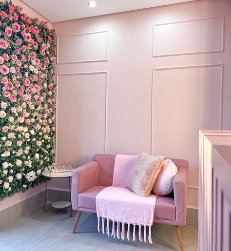 O tempo do rosa por aqui não vai passar em kkkk Domingooou 💗 Studio Rosa, Studio Lash, Beauty Shop Decor, Photography Studio Design, Esthetician Room Decor, Brides Room, Creative Wall Painting, Store Design Boutique, Hair Salon Decor