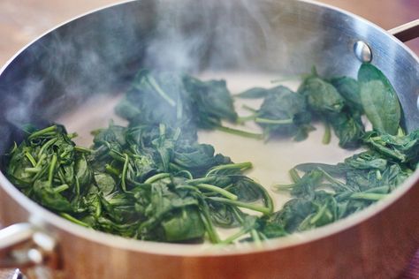 How To Quickly Cook Spinach on the Stovetop Cooked Spinach Recipes, Frozen Spinach Recipes, Cook Spinach, Cook Fresh Spinach, Boiled Spinach, Cooking Spinach, Veggie Side Dish Recipes, Wilted Spinach, Fall Cooking