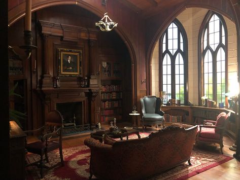 Academia House, Gothic Interior, Victorian Interior, Victorian Mansions, Mansion Interior, Gothic House, House Goals, Home Library, Pretty House