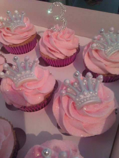 Princess Birthday Cupcakes Ideas, Cupcakes For Sweet 16 Birthday, Pink Princess Cupcakes, Princess Themed Cupcakes, Pink Themed Cupcakes, Quince Cupcakes, Princess Cupcakes Ideas, Queen Cupcakes, Princess Birthday Cupcakes