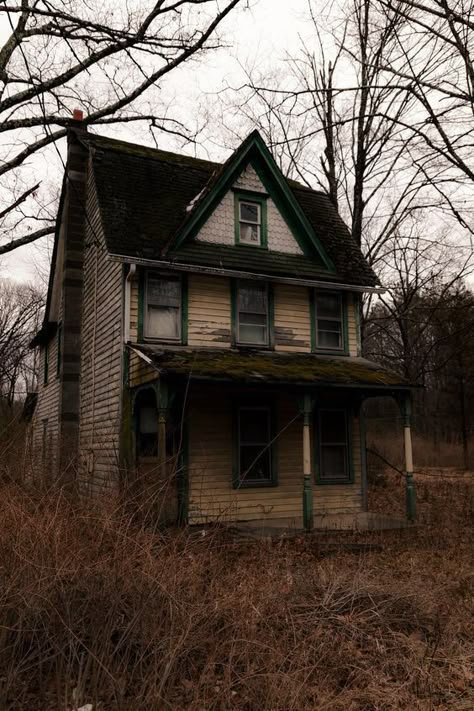 European Castle, Old Abandoned Buildings, Creepy Houses, Old Abandoned Houses, Spooky Places, Dream Mansion, Abandoned Homes, Spooky House, Forgotten Places