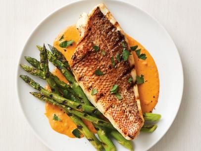 Red Snapper Plating, Snapper Dinner Ideas, Grilled Snapper Recipes, Snapper Filet Recipes, Fish And Asparagus, Grilled Snapper, Red Snapper Recipe, Grilled Red Snapper, Filet Recipes