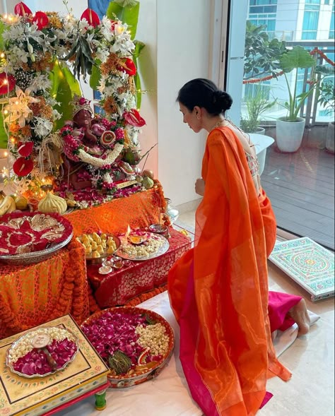 Vat Savitri Puja Look, Simple Saree Look For Pooja, Wedding Selfie, South Asian Aesthetic, Thali Decoration Ideas, Ganpati Decoration At Home, Simple Saree Designs, Ganpati Decoration Design, Desi Wedding Decor