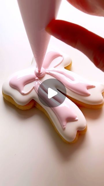 Sugar Cookie Marketing on Instagram Bow Sugar Cookies Royal Icing, Bow Cookies Royal Icing, Pink Bow Cookies Decorated, Coquette Sugar Cookies, Ribbon Cookies Decorated, Bow Cookies Decorated, Bow Sugar Cookies, Bow Cookies, Baby Shower Sugar Cookies