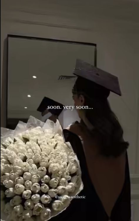 Graduating Highschool Aesthetic, Sarjana Aesthetic, Getting A Degree Aesthetic, Bachelors Graduation Party Ideas, Elegant Graduation Pictures, Bachelor Degree Photoshoot, Graduate College Aesthetic, Graduation Aesthetic Black Women, Engineer Graduation Pictures