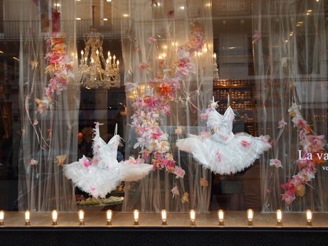 Repetto shop window displays in Paris they have best windows Dance Store, Decoration Vitrine, Moda Paris, I Love Paris, Ballet Beautiful, Ballet Tutu, Ballet Costumes, Store Displays, Just Dance