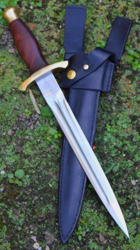 Dague de chasse forgé Armor Hand, Forging Knives, Tactical Swords, Benchmade Knives, La Forge, Dream Cars Jeep, Dagger Knife, Knife Art, Cool Swords