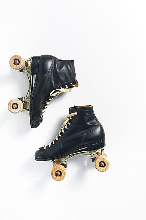 Vintage Roller Skate, Vintage Roller Skates, Black Roller Skates, Surfboard Skateboard, Roller Skates Vintage, 90s Skate, Girls Football Boots, Snowboard Girl, Roller Disco