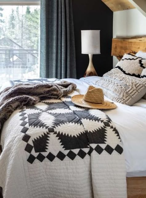 Southwest Farmhouse Decor Bedroom, Black Boho Decor Bedroom, Farmhouse Style Guest Bedroom, Modern Southwest Bedroom Ideas, Boho Mountain Bedroom, Black And White Cabin Decor, Western Guest Room, Industrial Cabin Decor, Western Boho Room