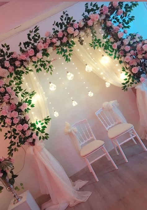 #trending Floral Hoop Wedding Centerpieces Every Bride Love| Moon Gate Floral Arch/Giant Flower Ring Quince Backdrop Ideas, Quince Decorations, Quinceanera Decorations, Diy Wedding Backdrop, Desi Wedding Decor, Wedding Planning Decor, Wedding Backdrop Design, Wedding Backdrop Decorations, Traditional Wedding Decor