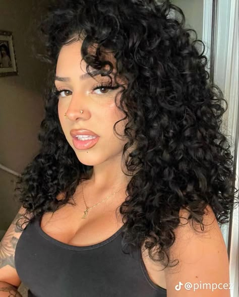 Curlyhead Girl, Curly Hair Selfie Instagram, Latina With Curly Hair, Light Skin Curly Hair, Curly Hair Light Skin, Baddie Curly Hair, Latina Curls, 3b Curly Hairstyles, Curly Baddie