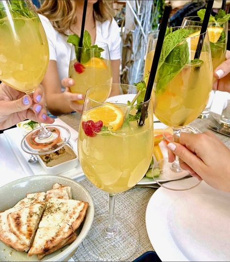 30 Best Bottomless Brunch Spots in NYC - Dana Berez Nyc Birthday Party, Brunch In Nyc, Nyc Birthday, Brunch Aesthetic, Mimosa Brunch, Brunch Nyc, Brunch Bar, Ladies Brunch, Brunch Cafe