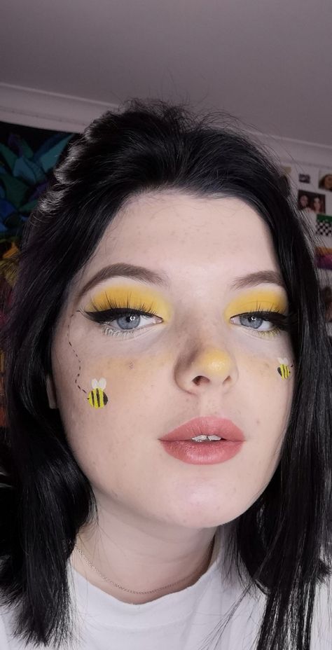 Bumblebee Face Paint, Winnie The Pooh Face Makeup, Bee Themed Makeup, Diy Bumblebee Costume Women, Bee Inspired Makeup, Bee Eyeliner, Face Paint Bee, Bee Make Up, Bumble Bee Makeup Halloween