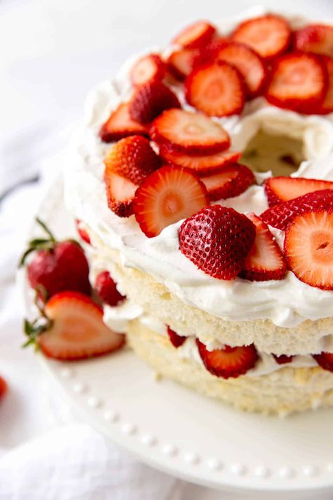 Angel Food Cake with Strawberries & Cream Angel Food Cake Cupcakes, Strawberry Angel Food Cake, Angel Food Cake Desserts, Only Angel, Nursing Cake, Strawberry Whipped Cream, Cake Frosting Recipe, Strawberry Shortcake Recipes, Shortcake Recipe