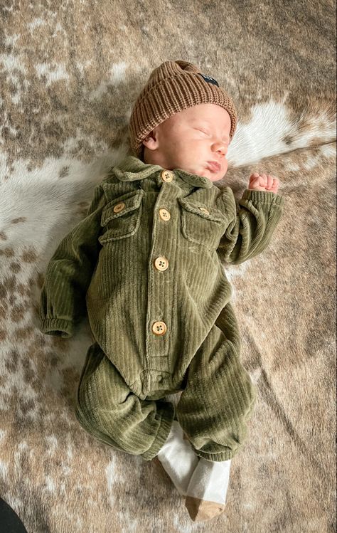 Boy Newborn Outfit, Boy Outfits Aesthetic, Boho Baby Boy, Newborn Baby Boy Outfit, Newborn Family Photos, Bohemian Baby, Baby Boy Photography, Newborn Boy Clothes, Newborn Baby Boy