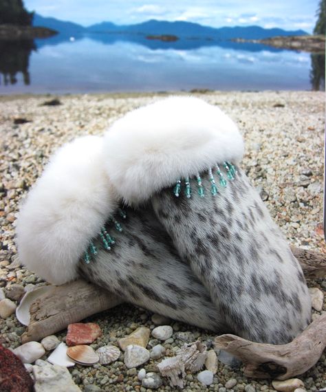 Inuit Clothing, Real Fur Vest, Leather Mittens, Fur Mittens, Skin Craft, Craft Fur, Fur Vests, Fur Seal, Fur Mitten