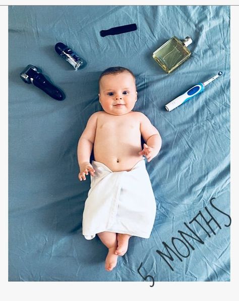 Monthly Baby Photos Boy, Photoshoot Boy, Baby Photography Poses, Baby Milestones Pictures, Monthly Baby Pictures, Baby Milestone Photos, Newborn Photography Boy, Monthly Baby Photos, Baby Pictures Newborn