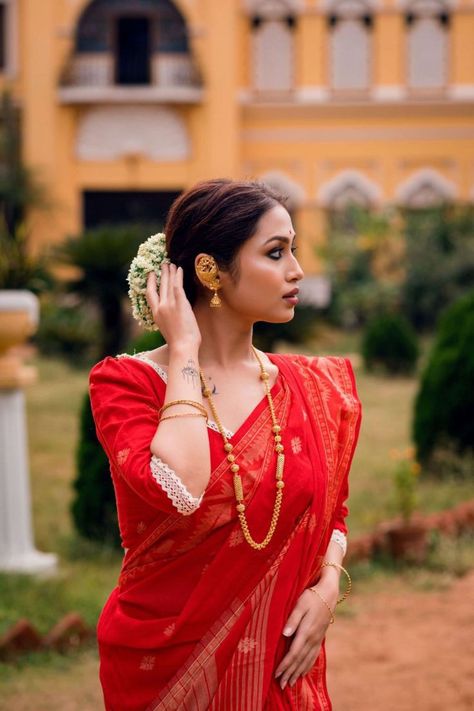 Bengali Saree Traditional, Bengali Blouse, Bengali Aesthetic, Red Saree Wedding, Designer Saree Blouses, Saree Aesthetic, Indian Dress Up, Durga Pooja, Baby Jewellery