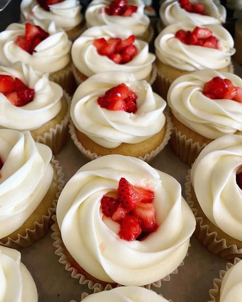 Strawberry shortcake cupcakes. Strawberry Shortcake Theme Cupcakes, Girly Cupcakes, Strawberry Shortcake Cupcakes, Shortcake Cupcakes, Strawberry Shortcake Cupcake, Summer Cupcakes, Strawberry Cupcakes, Cupcake Ideas, Little Cakes