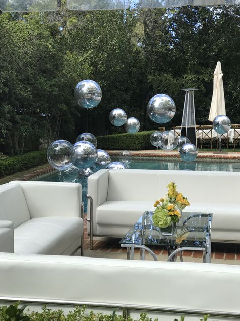 Pool balloon decoration @theballoonstudiola Disco Ball Pool Float, Disco Ball Pool Party, Classy Pool Party Decorations, Poolside Party Decor, Balloon Pool Decorations, Pool Balloon Decorations, Luxury Pool Party, Pool Balloons, Pool Decorating Ideas