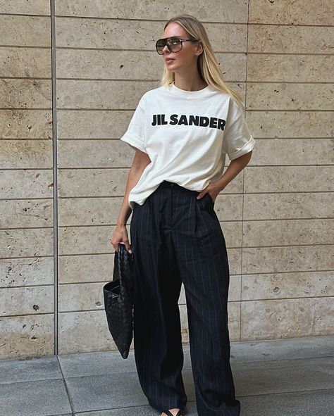 MIRJA KLEIN (@mirjaklein) • Instagram photos and videos Jil Sander T Shirt Outfit, Jil Sander T Shirt, Tshirt Street Style, All Black Fashion, Graphic Tee Outfits, Summer Street, Street Style Summer, Yes Or No, Tshirt Art