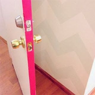 Love the subtle chevron on the walls. Not the pink Painting Door Frames, Kawaii Furniture, Teen Girls Room, Bee Room, Cute Room Ideas, Plants Flowers, Teen Room