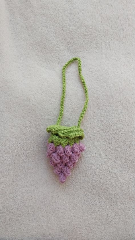 Grape Crochet, Crochet Grapes, Crochet Bag Charm, Micro Crochet, Chunky Crochet, Diy Crochet Projects, Crochet Chart, Bag Crochet, Diy Crochet