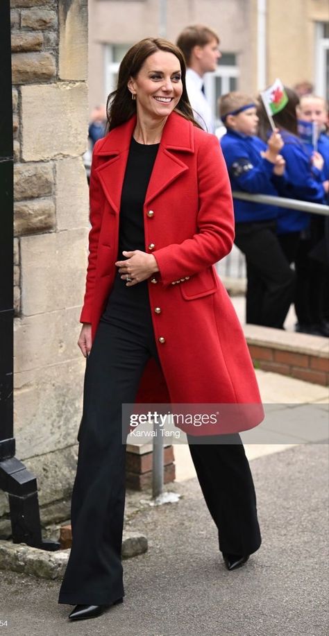 Red Coat Outfit Winter Classy, Red Wool Coat Outfit, Red Coat Outfit Winter, Red Coat Outfit, Trent Coat, Red Overcoat, Kate Middleton Style Outfits, Mantel Outfit, Hacks To Try